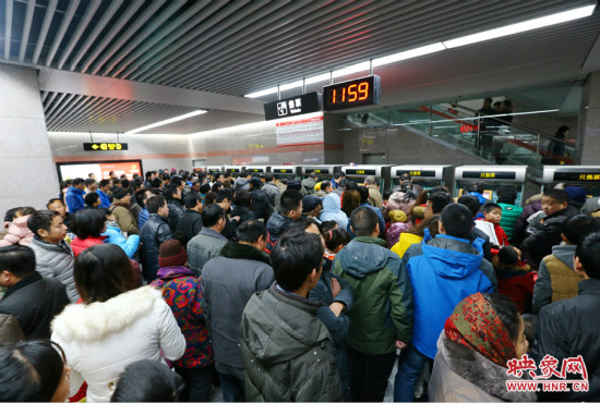 11點59分，紫金山地鐵站售票機前擠滿了買票的市民，場面如同春運