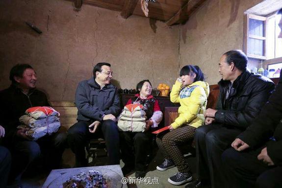 27日，李克強(qiáng)到安康旬陽金坡村看望留守兒童。