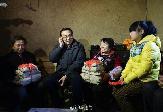 27日，李克強(qiáng)到安康旬陽金坡村看望留守兒童。