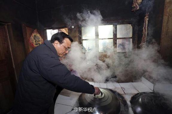 27日，李克強(qiáng)到安康旬陽金坡村看望留守兒童。