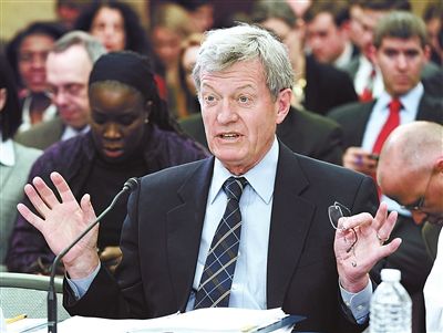 2012年2月1日，鮑卡斯在國會會議上發(fā)言供圖/IC