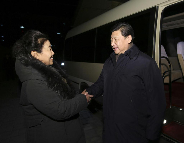 習(xí)近平27日晚看望了牛玉儒同志家屬。