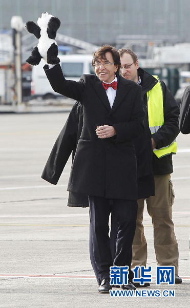 2月23日，在比利時(shí)首都布魯塞爾的國(guó)家機(jī)場(chǎng)，比利時(shí)首相迪呂波手舉熊貓玩具歡迎大熊貓“星徽”和“好好”