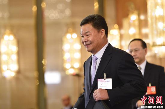 呂新華向中外媒體介紹本次大會有關(guān)情況并回答記者提問。中新社發(fā) 廖攀 攝