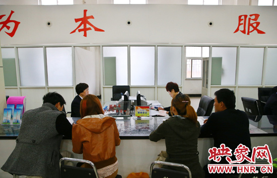 在陽光大廈一樓大廳內(nèi)，分布著人社局、民政局等與群眾利益相關(guān)的民生服務(wù)窗口。