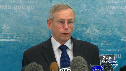 澳大利亞海事局官員正在介紹關(guān)于馬航失聯(lián)客機的搜索情況。