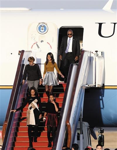 昨日下午5時(shí)30分，美國(guó)第一夫人米歇爾走出專機(jī)艙門(mén)，抵京開(kāi)始訪華。與其一同來(lái)訪的家庭成員還有她的母親