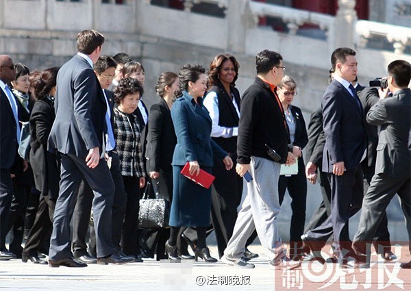 　　3月21日上午，美國總統(tǒng)夫人米歇爾參觀故宮，彭麗媛陪同。彭麗媛一身湖藍色裙裝，米歇爾黑白色職業(yè)裝