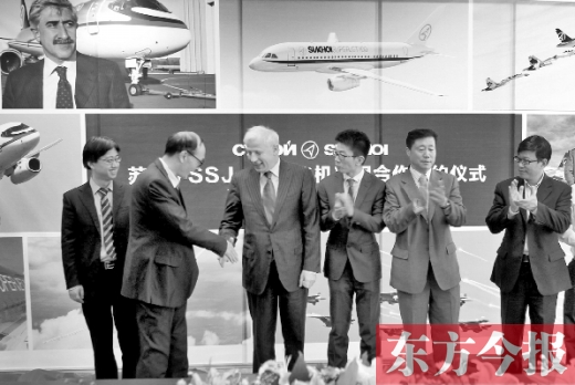　昨日，“蘇霍伊SSJ-100飛機(jī)項(xiàng)目”合作簽約儀式在鄭州舉行