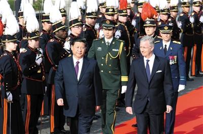 30日，習(xí)近平在會見比利時國王菲利普前，出席菲利普國王在王宮廣場舉行的隆重歡迎儀式。新華社發(fā)