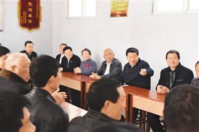 3月17日，習(xí)近平在河南省蘭考縣東壩頭鄉(xiāng)張莊村村委會(huì)與干部群眾座談，聽取意見和建議。