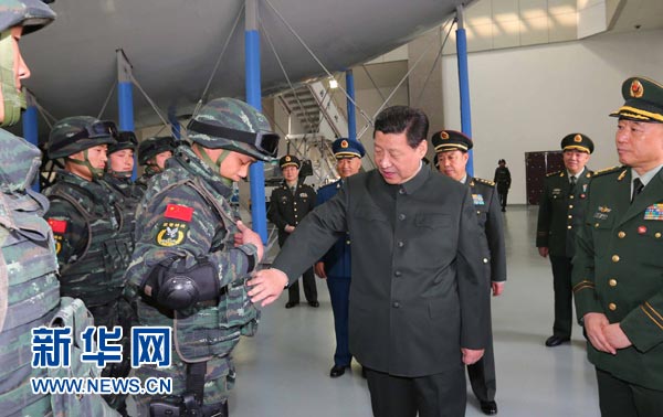 這是習(xí)近平同特戰(zhàn)隊員親切交談，詳細詢問他們的教學(xué)訓(xùn)練和生活情況。