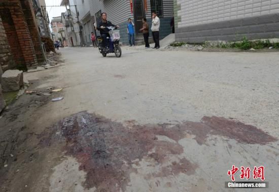 4月28日，福建省福州市閩侯縣發(fā)生一起惡性駕車撞人事件，圖為事發(fā)現(xiàn)場血跡斑斑。中新社發(fā) 劉可耕 攝