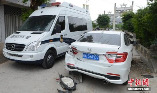  4月28日，福建省福州市閩侯縣發(fā)生一起惡性駕車撞人事件，圖為被撞車輛損毀嚴(yán)重。經(jīng)初查，該肇事男子叫林某新（漢族，37歲，福州長樂人），因婚姻問題，情緒失控，駕車從閩侯縣青口鎮(zhèn)往尚干鎮(zhèn)方向，沿奔馳大道行駛，連續(xù)撞人。中新社發(fā) 劉可耕 攝