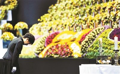 4月29日，韓國(guó)總統(tǒng)樸槿惠為“歲月”號(hào)沉沒(méi)客輪死難者默哀圖片/IC