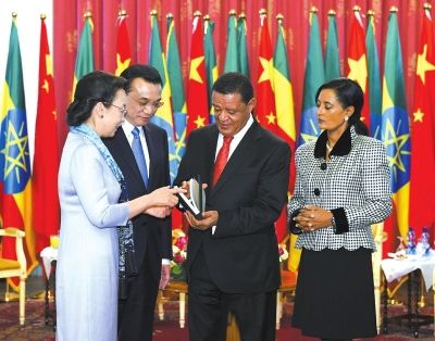 李克強(qiáng)總理與夫人程虹當(dāng)?shù)貢r(shí)間6日上午同埃塞總統(tǒng)穆拉圖夫婦在國(guó)家宮會(huì)見。會(huì)見后，程虹將自己的著作和譯著贈(zèng)送給姆拉圖總統(tǒng)夫婦。