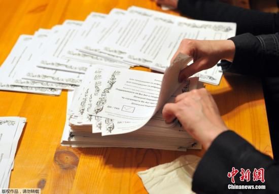 　　當(dāng)?shù)貢r間2014年5月11日，烏克蘭東部地區(qū)選舉工作人員開始公投計票工作。