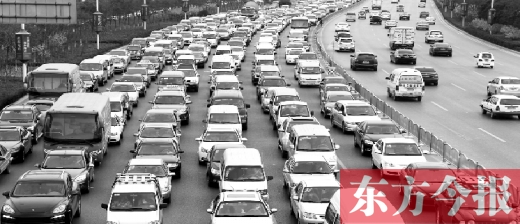 21日，鄭州市中州大道，大量擁堵的汽車將寬寬的道路變成“停車場”