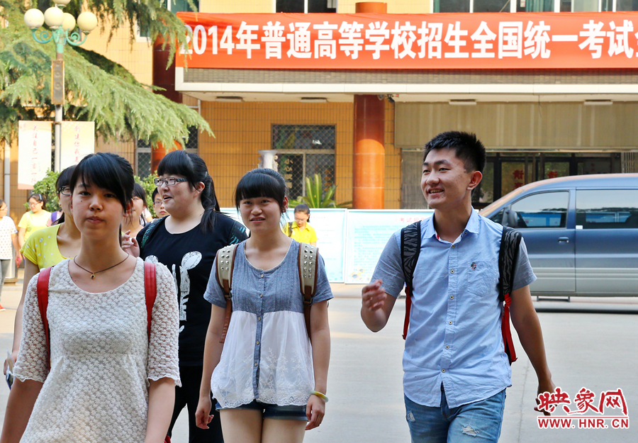 最后一門(mén)考試結(jié)束后，考生們一臉輕松的走出考場(chǎng)