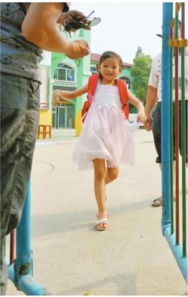 　　昨日，潛江市浩口鎮(zhèn)第三小學(xué)已被戒嚴(yán)，下午幼兒園學(xué)生放學(xué)時，一些家長前來接孩子