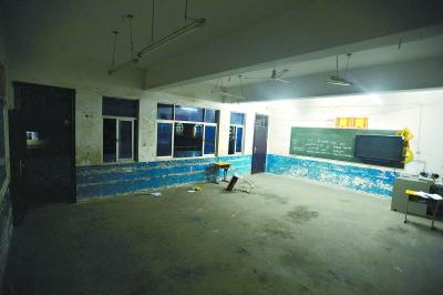 　　昨晚10時，事發(fā)教室里的書桌幾乎被搬空，一個損壞的書桌倒在地上