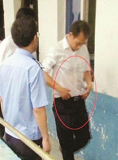 被潑灑汽油的鎮(zhèn)黨委副書(shū)記王林華走出現(xiàn)場(chǎng)