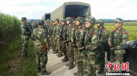 黑龍江武警發(fā)現(xiàn)脫逃嫌犯高玉倫?ài)欅E準(zhǔn)備武裝合圍(圖) 黑龍江武警發(fā)現(xiàn)脫逃嫌犯高玉倫?ài)欅E準(zhǔn)備武裝合圍(圖)