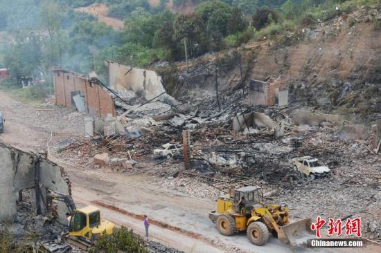 9月23日上午，花炮廠清理工作正在進(jìn)行，山谷內(nèi)的廠房已被爆炸夷為平地。中新社發(fā) 楊華峰 攝