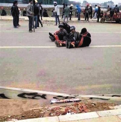 14日，沖突現(xiàn)場，幾名頭戴鋼盔的人被捆綁著。圖/東方IC