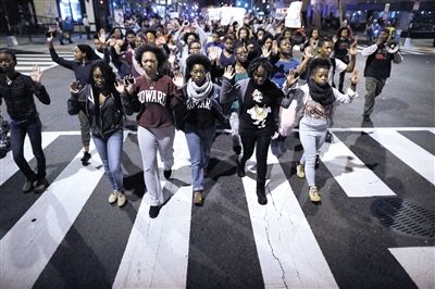 　24日，美國華盛頓，民眾在白宮前參加示威，抗議不起訴槍殺黑人青年的白人警察。