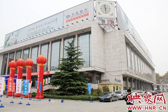 11月28日，記者從鄭州市政府獲悉，河南省人民會堂決定拆除違法存在10多年的巨型樓頂廣告。