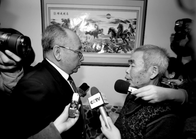 15日，內蒙古高院副院長趙建平（左）帶隊向呼格吉勒圖父母送達再審法律文書。