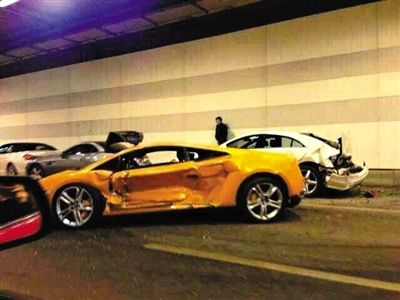 一目擊者出示照片，隧道內(nèi)，事發(fā)時(shí)還停著多輛車，其中一輛黃色豪車車門明顯內(nèi)凹，另一白色車車尾損毀嚴(yán)重。