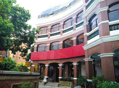 泉州多名干部稱，2010年下半年，徐鋼每周至少三天的下午在這幢建筑的地下酒窖。