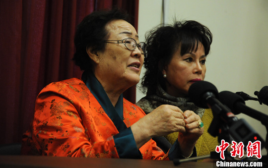 圖為慰安婦受害者李容洙（Lee Yong Soo。圖左）發(fā)表講話，要求安倍正式道歉。