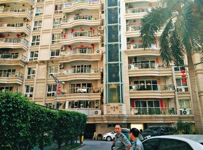 泉州鬧市區(qū)刺桐路上一小區(qū)。5月5日凌晨，泉州安監(jiān)局調(diào)研員謝清平在7號(hào)樓自殺。