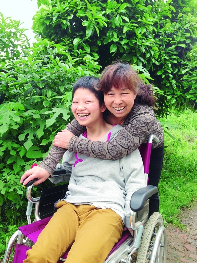 黃揚(yáng)和母親許秀梅在陽(yáng)光下好開(kāi)心。（黃珊攝）