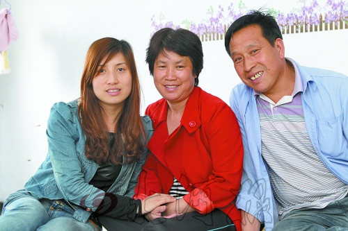 牛松玲（圖中）、郭新成夫妻和女兒