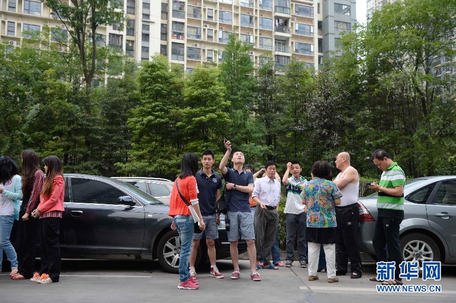 四川雅安發(fā)生7.0級(jí)地震 成都居民樓下避震 四川雅安發(fā)生7.0級(jí)地震 成都居民樓下避震