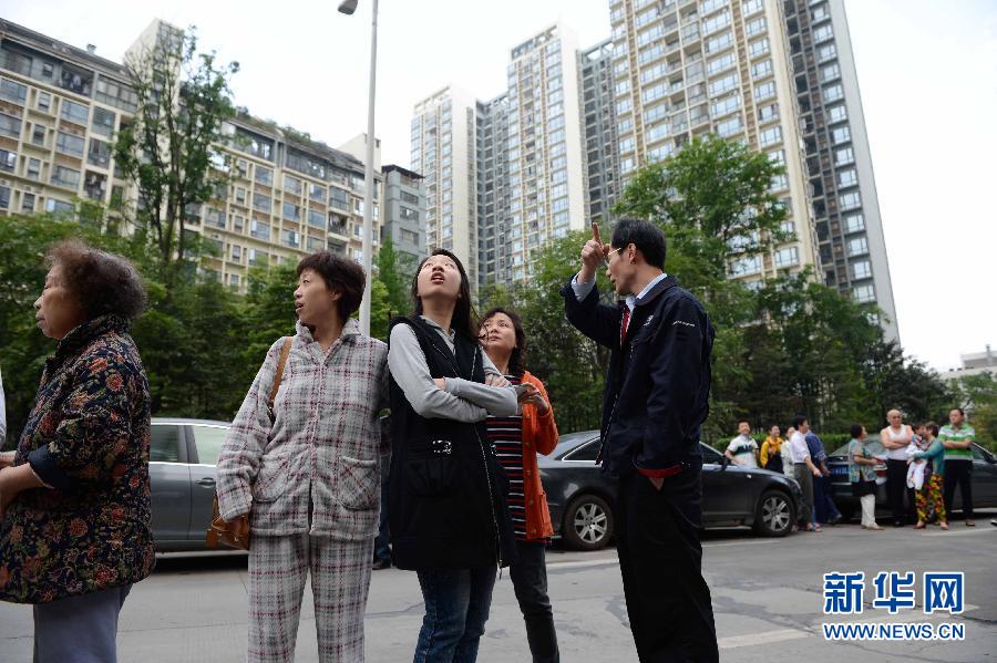 四川雅安發(fā)生7.0級(jí)地震 成都居民樓下避震 四川雅安發(fā)生7.0級(jí)地震 成都居民樓下避震