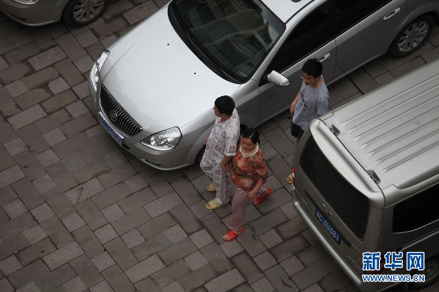 四川雅安發(fā)生7.0級(jí)地震 成都居民樓下避震 四川雅安發(fā)生7.0級(jí)地震 成都居民樓下避震