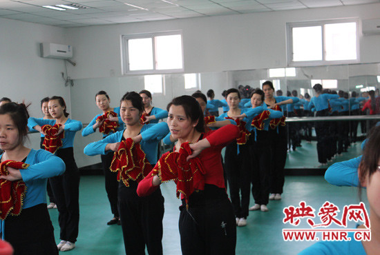 舞蹈室里，張巧英正在糾正學(xué)生的舞蹈動(dòng)作