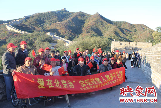 旅游對于殘疾人朋友來說比正常人要困難許多，2011年，劉小琴帶領(lǐng)殘障朋友登上了長城。