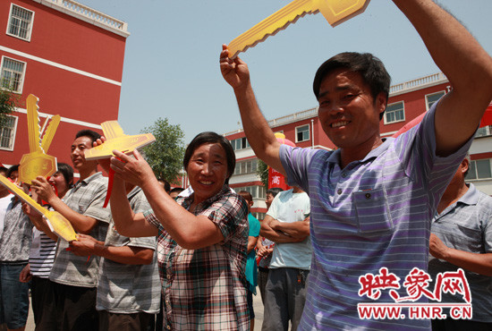 拿到新房鑰匙喜悅的村民 拿到新房鑰匙喜悅的村民