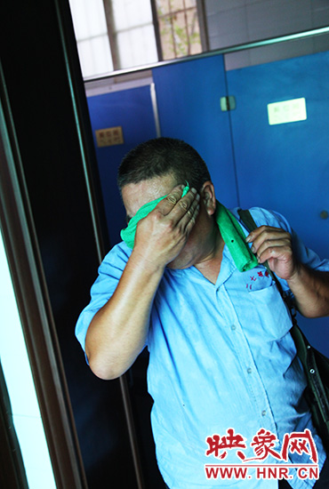 修好設(shè)施，從廁所內(nèi)出來時江學(xué)銅已滿頭大汗