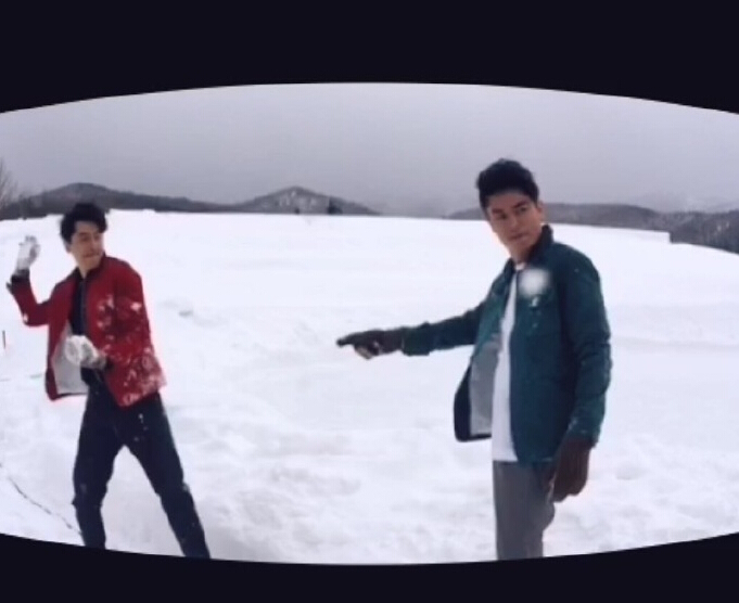 胡歌和霍建華為雜志拍攝了一組封面照，二人穿著同款風(fēng)衣，在白雪中端著咖啡，恩愛“虐狗”