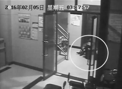 小區(qū)監(jiān)控視頻截圖，兩人一坐一跪竟聊了十多分鐘。