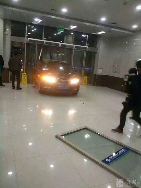 醫(yī)院大門(mén)被撞掉 醫(yī)院大門(mén)被撞掉