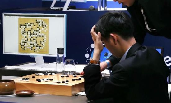 復(fù)盤階段李世石也在不停撓頭。