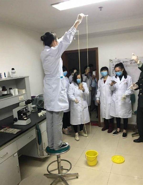 愛(ài)吃生肉惹的禍！男子體內(nèi)取出5米長(zhǎng)寄生蟲(chóng)(圖)